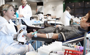 Pour permettre aux donneurs de se sentir plus à l'aise, les médecins de l'EFS discutent avec eux.